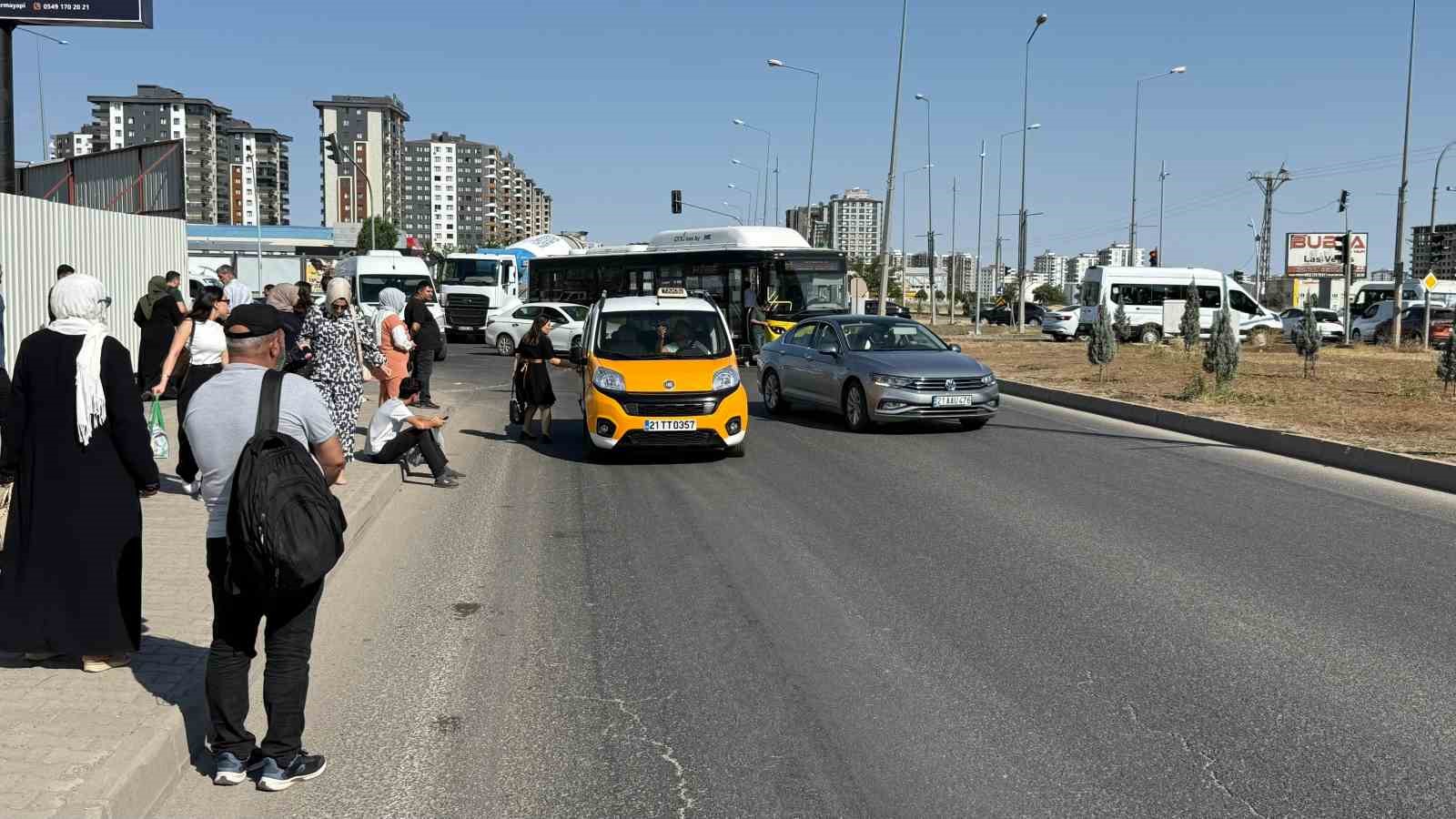 Halk otobüsü ile otomobilin çarpıştığı maddi hasarlı kazada trafik felç oldu

