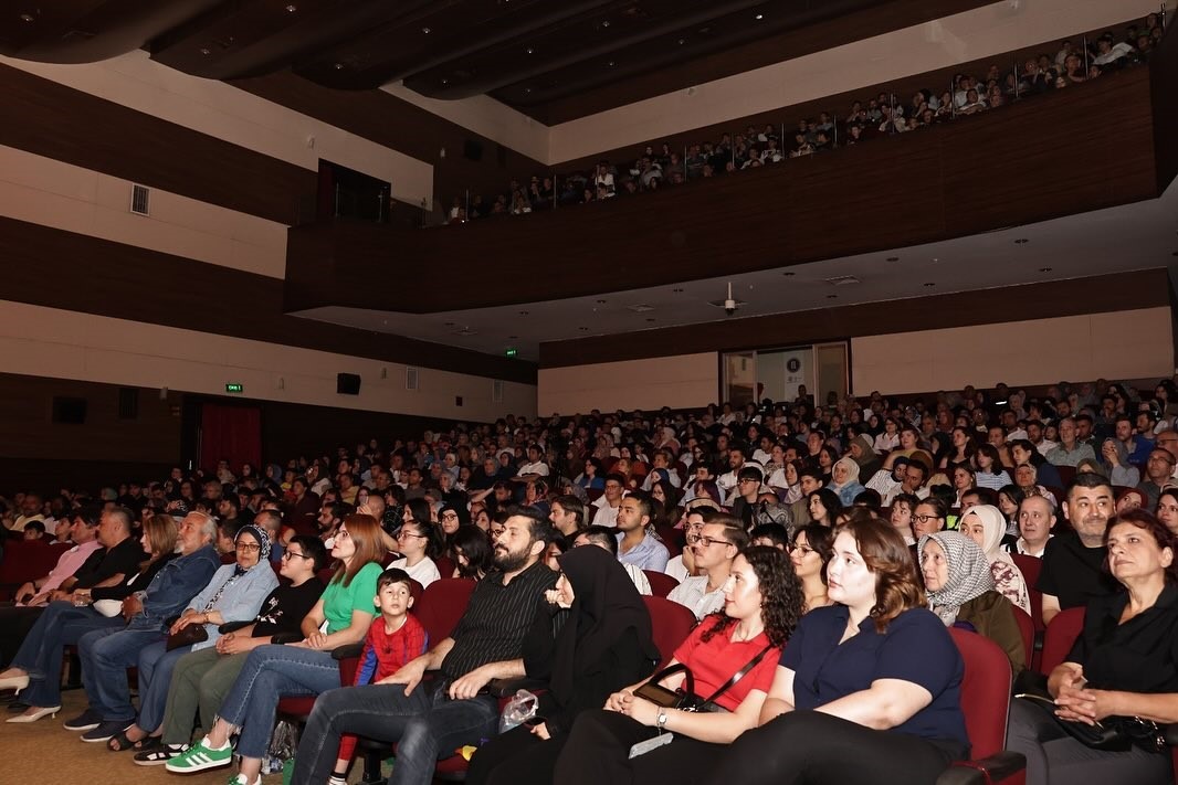 "Darısı Başımıza" oyunu K&uuml;tahyalılardan tam not aldı
