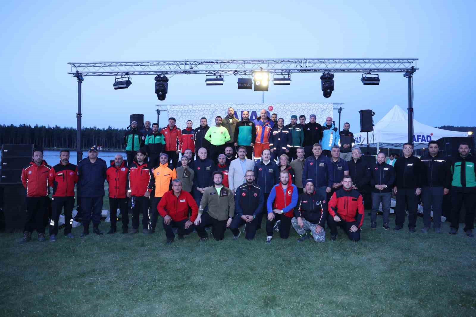 Arama kurtarma ekipleri kıyasıya m&uuml;cadele etti
