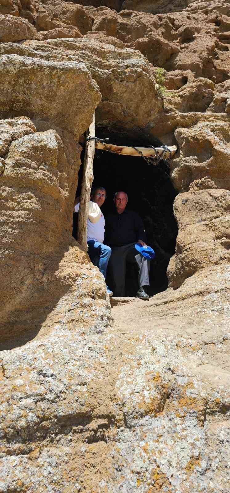 Tatvan&rsquo;daki İncekaya Mağaraları ve Bapir-i Kal T&uuml;rbesi&rsquo;ne yoğun ilgi
