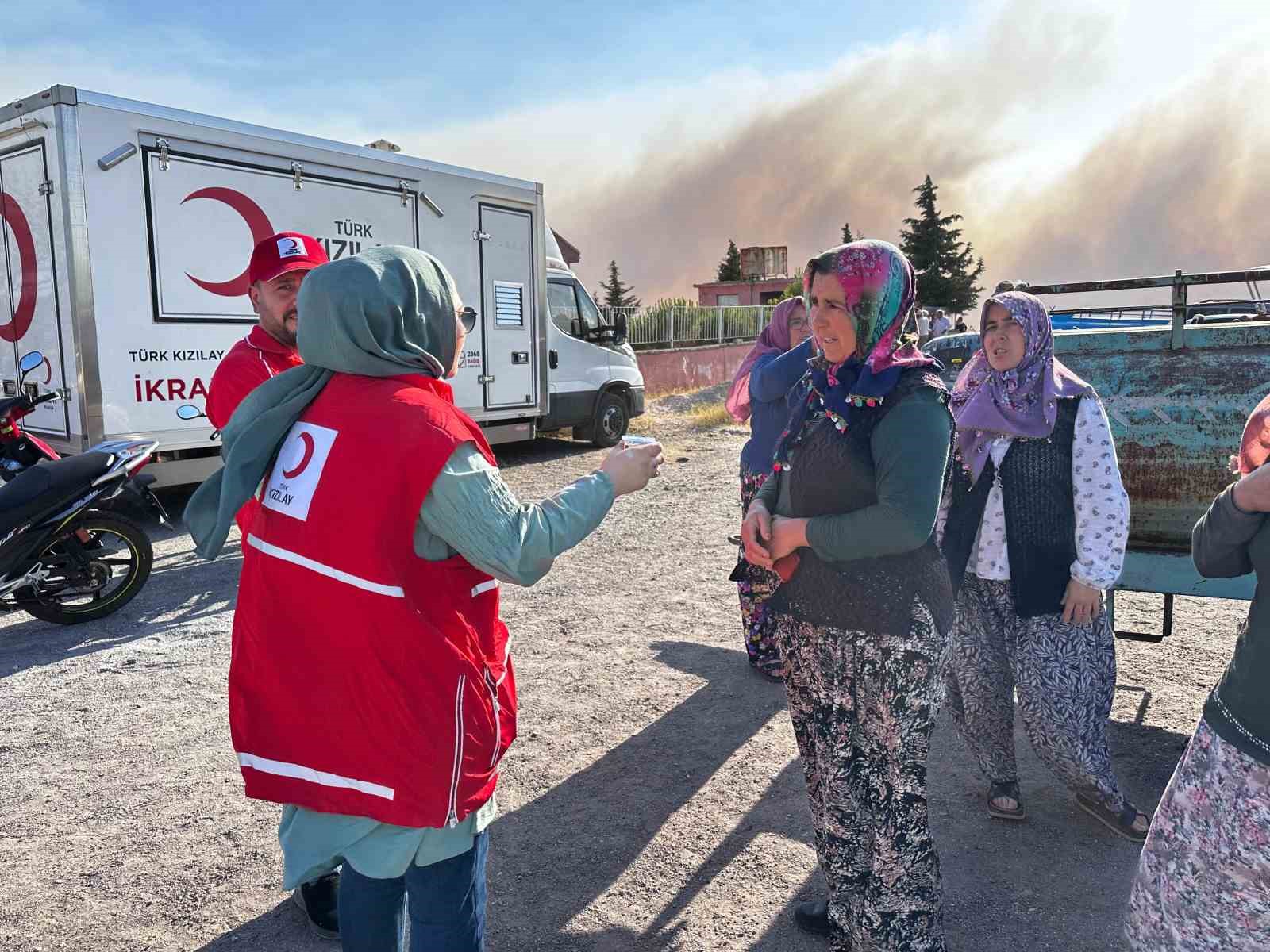 Türk Kızılay, Akhisar’da varandaşlara ve ekiplere desteğe devam ediyor