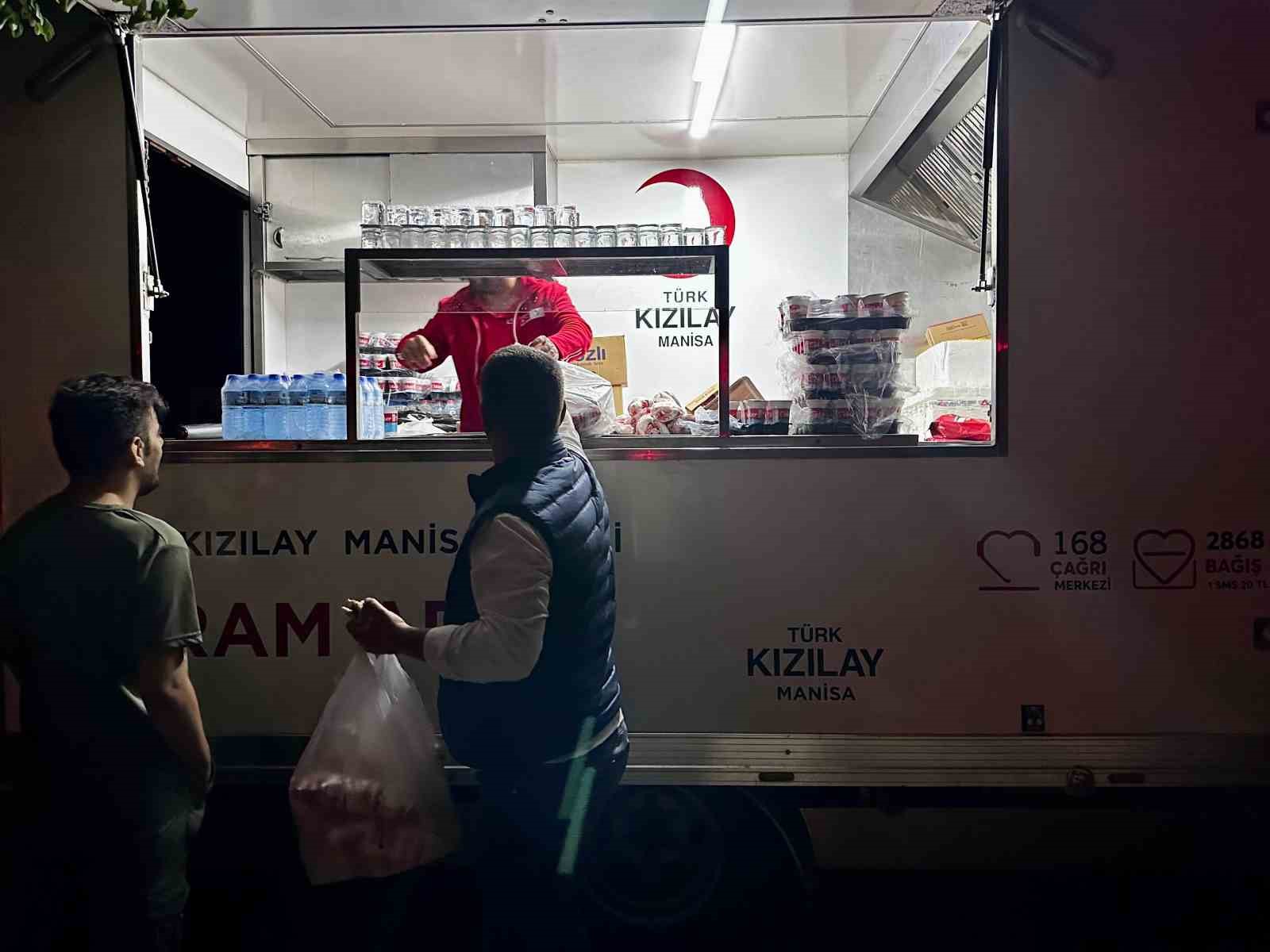 Türk Kızılay, Akhisar’da varandaşlara ve ekiplere desteğe devam ediyor