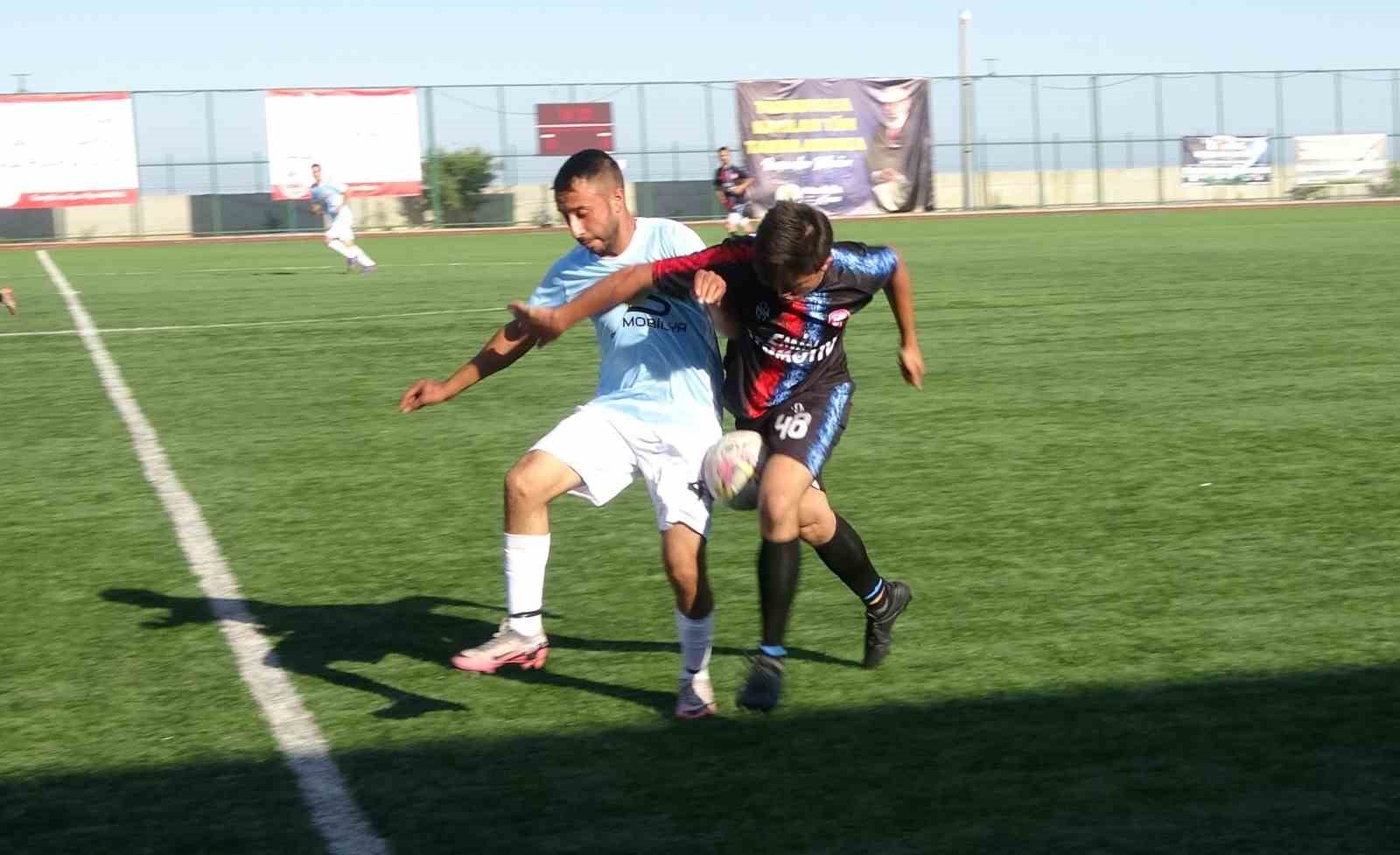 Eşler, çocuklar sahada kadınlar tribünde
