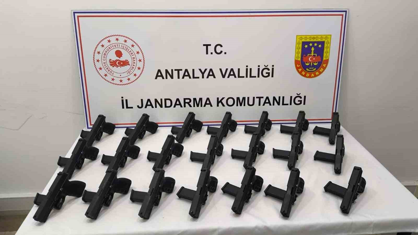 Antalya’da ruhsatsız 21 tabanca ele geçirildi, 1 kişi tutuklandı