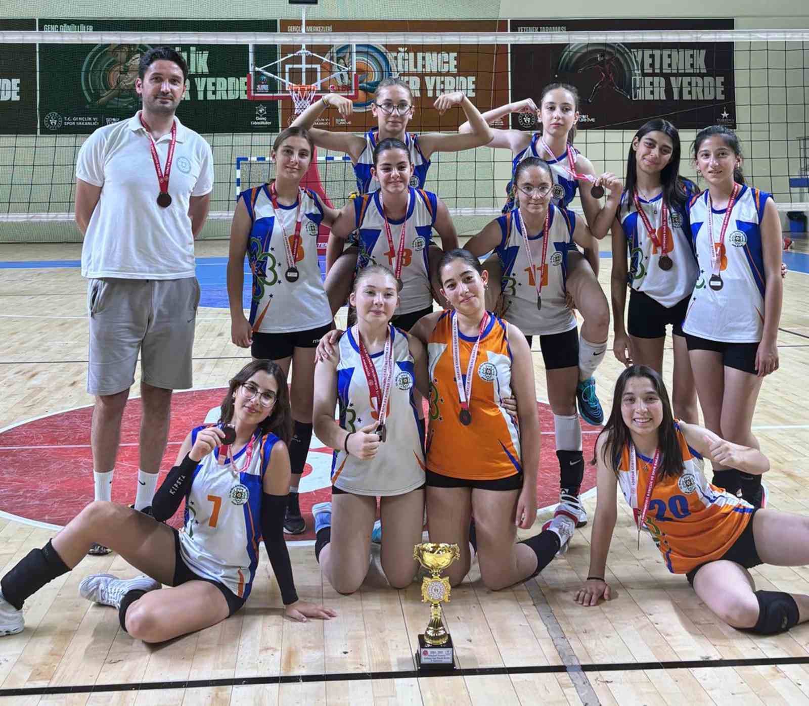 Muğla Büyükşehir’in Voleybol takımlarından çifte başarı
