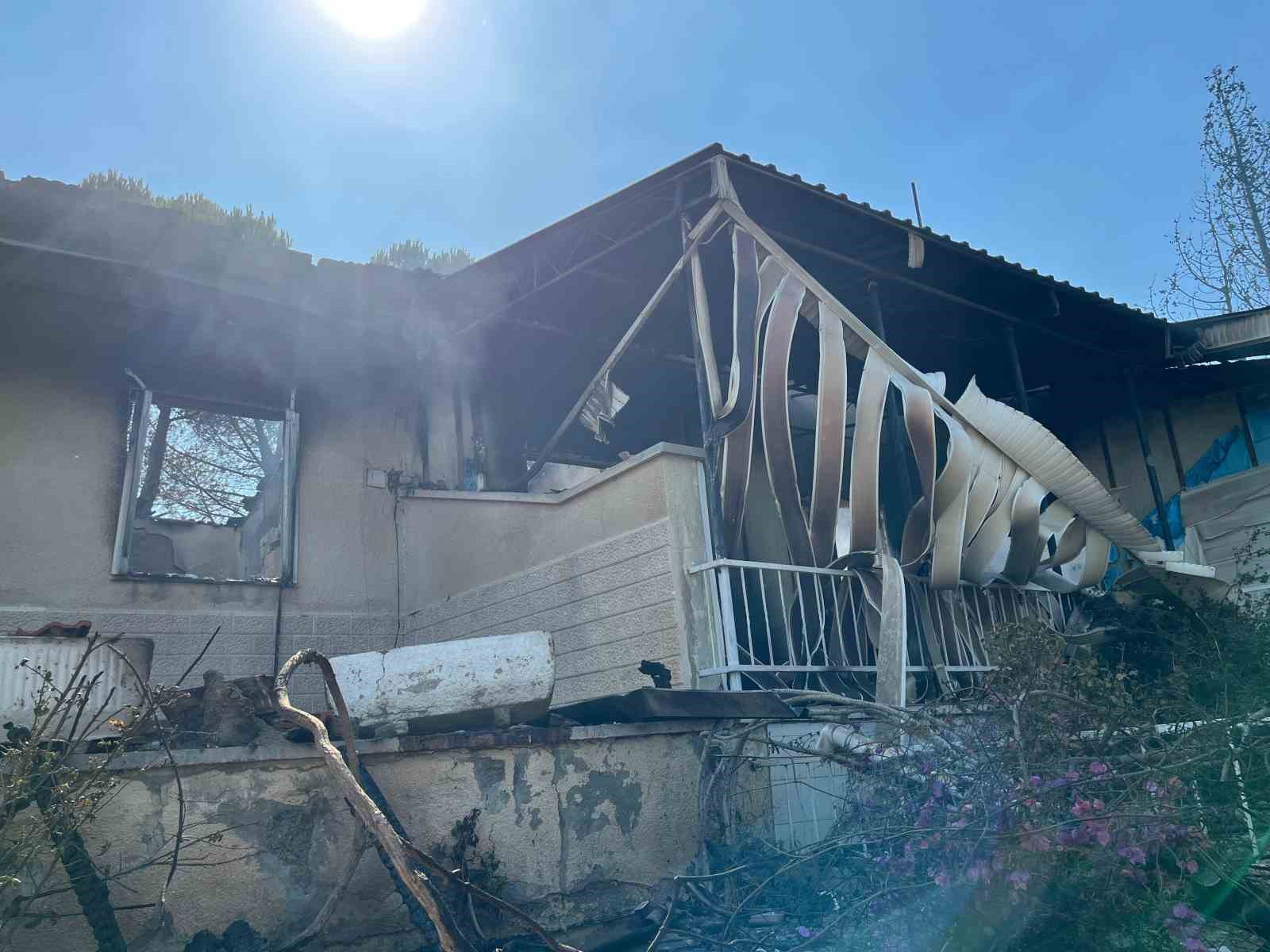 40 yıllık hatıraları küle döndü
