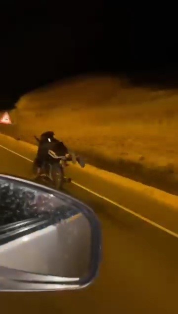 Y&uuml;z&uuml;st&uuml; yatarak motosiklet kullandı
