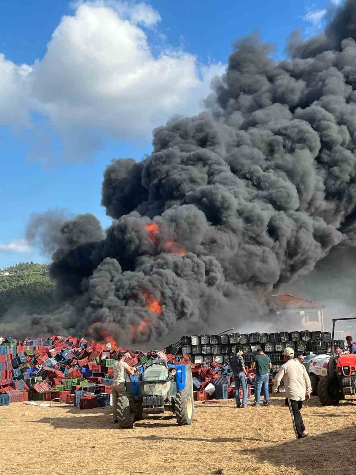 Plastik kasalar tutuştu, gökyüzünü siyah duman kapladı