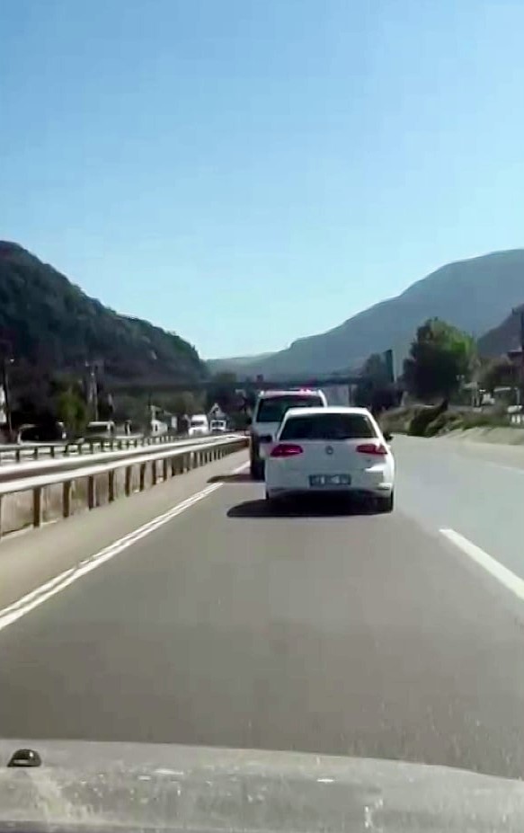 Sirenleri umursamadı, orman yangına giden ekibe yol vermedi