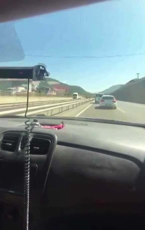 Sirenleri umursamadı, orman yangına giden ekibe yol vermedi
