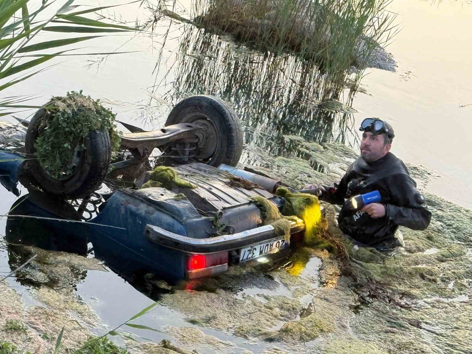 İçerisinde 3 kişinin bulunduğu otomobil suya düştü