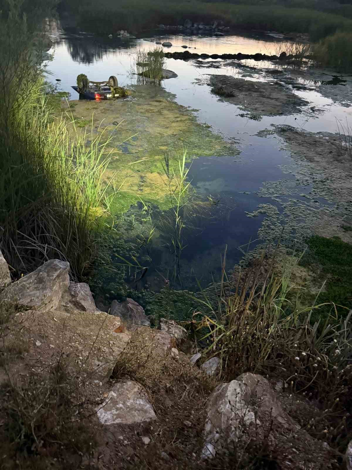 İçerisinde 3 kişinin bulunduğu otomobil suya düştü