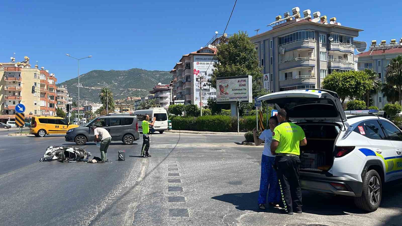 Alanya&rsquo;da motosiklet ile otomobil &ccedil;arpıştı: 1 yaralı
