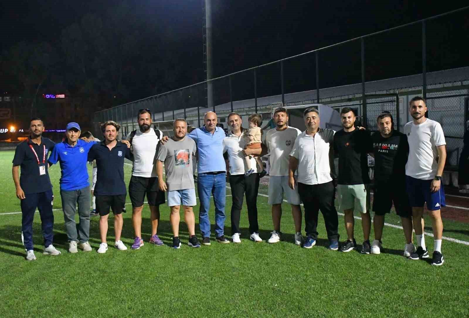 Yunusemre’nin U17’leri İzmir’de şampiyon oldu