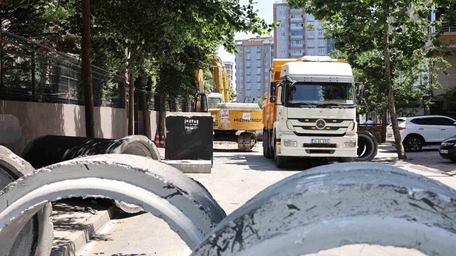 Sultangazi&rsquo;de Eski Habipler Mahallesi&rsquo;nde yağmur suyu hattı &ccedil;alışması
