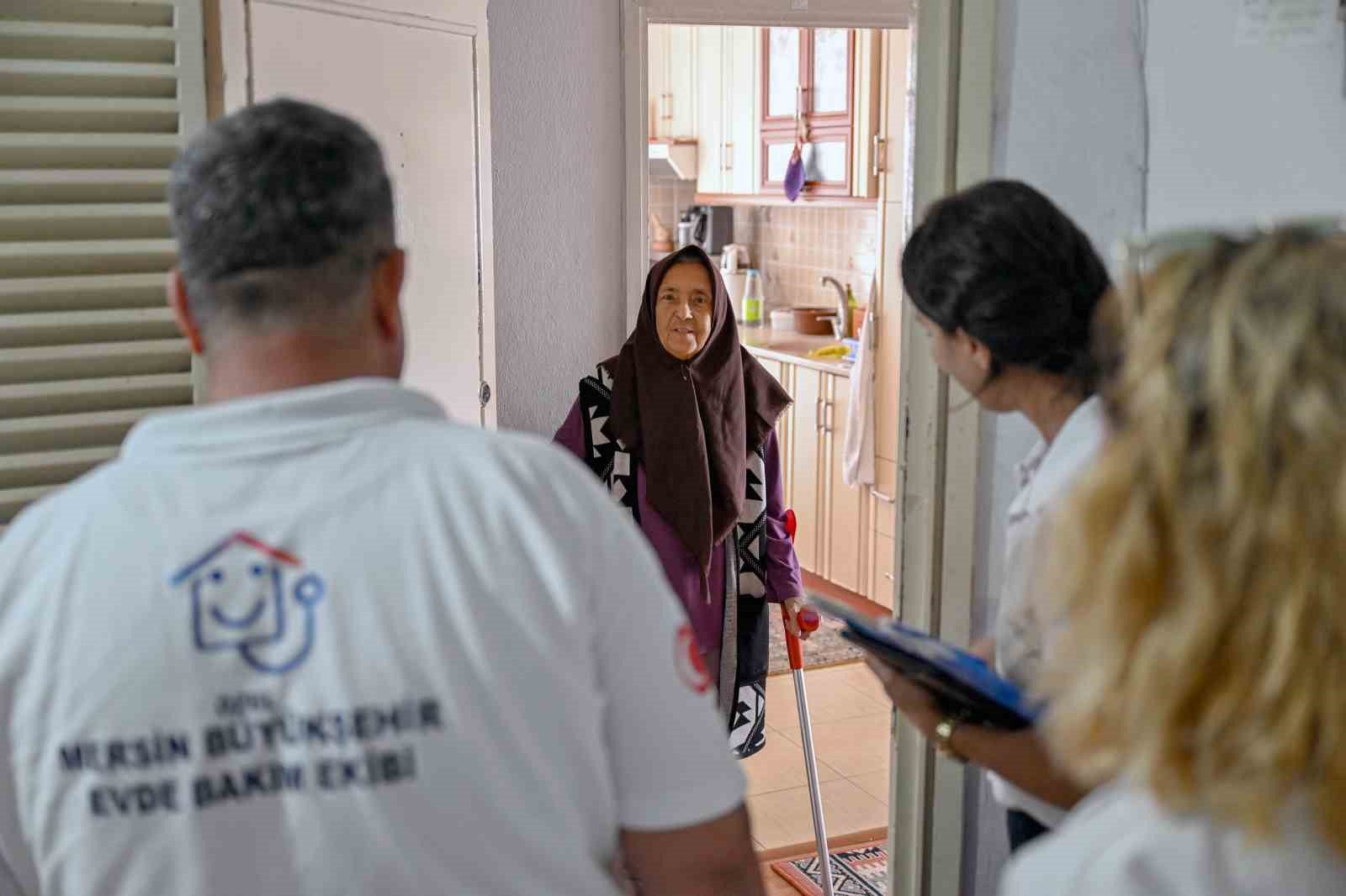 Mersin Büyükşehir Belediyesi, yaşlı vatandaşlara ’evlat sevgisi’ ile destek oluyor