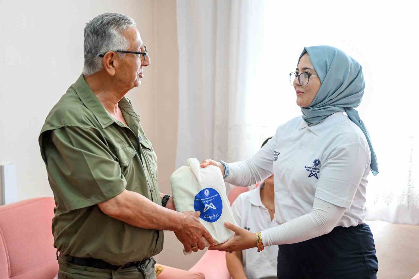 Mersin B&uuml;y&uuml;kşehir Belediyesi, yaşlı vatandaşlara &rsquo;evlat sevgisi&rsquo; ile destek oluyor
