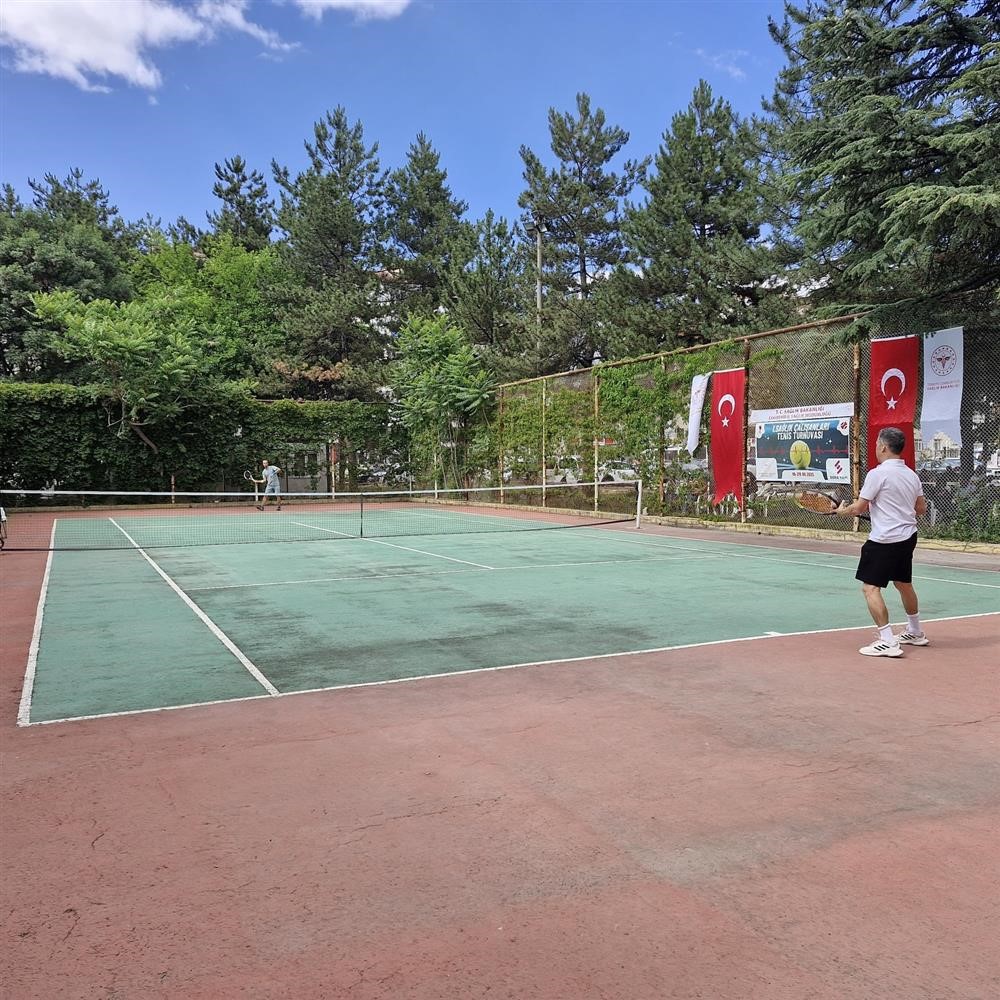 ’1. Sağlık Çalışanları Tenis Turnuvası’ kupa töreniyle sona erdi