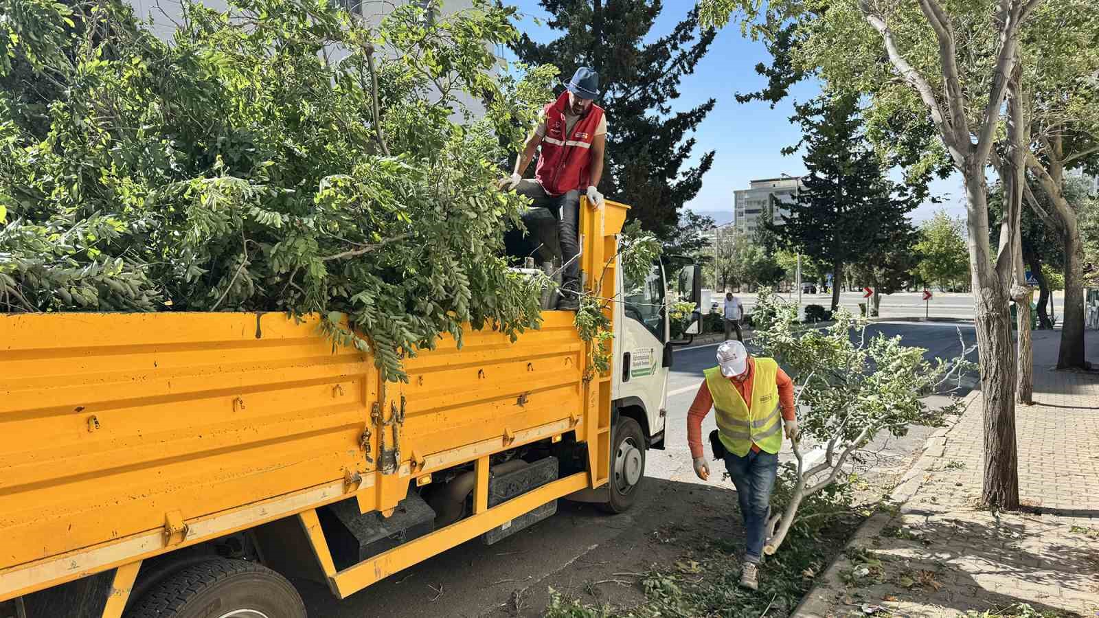 Kahramanmaraş’ta fırtınanın oluşturduğu hasar ortadan kaldırılıyor