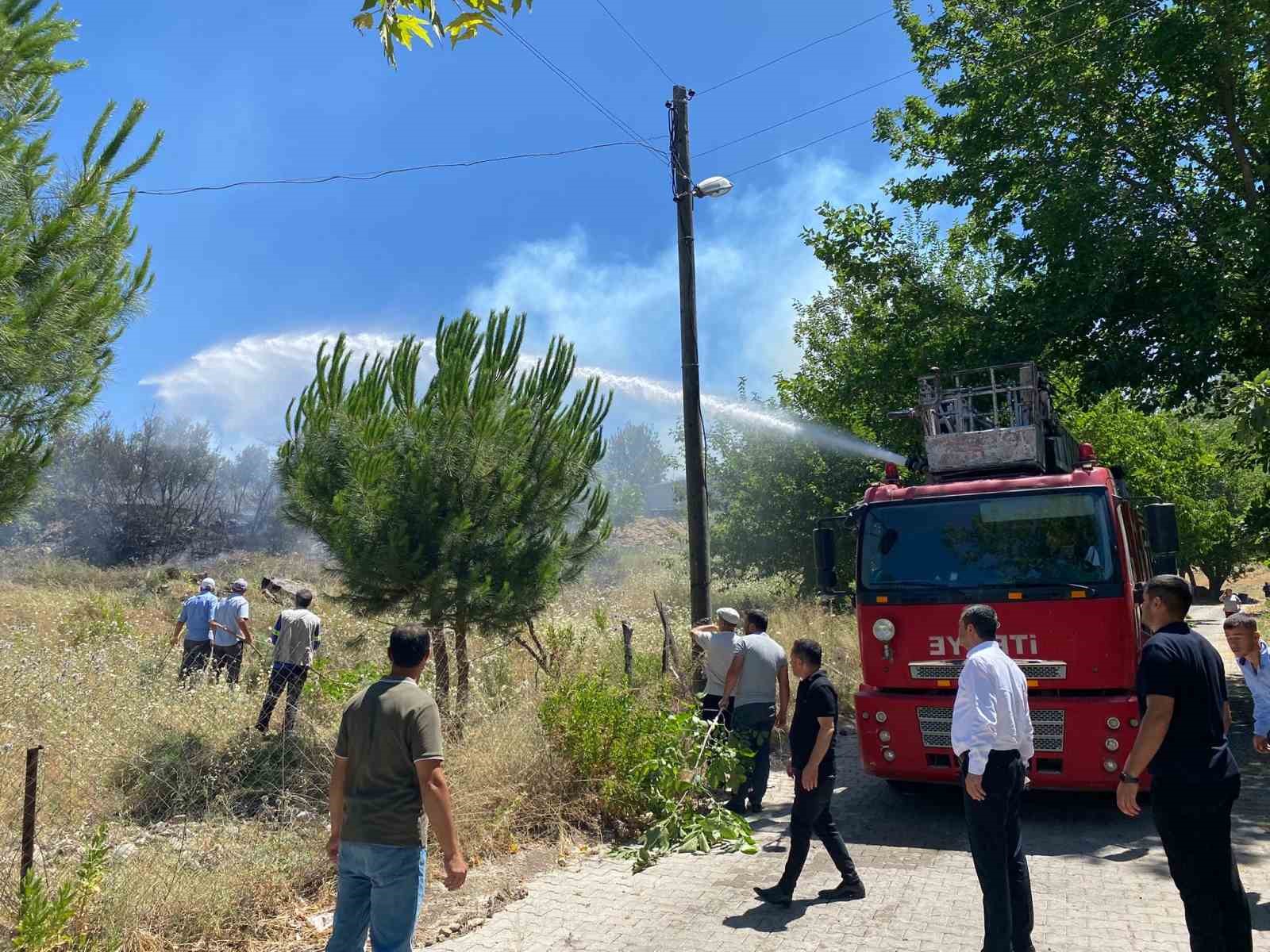 Osmaniye’deki anız yangını ormana sıçradı

