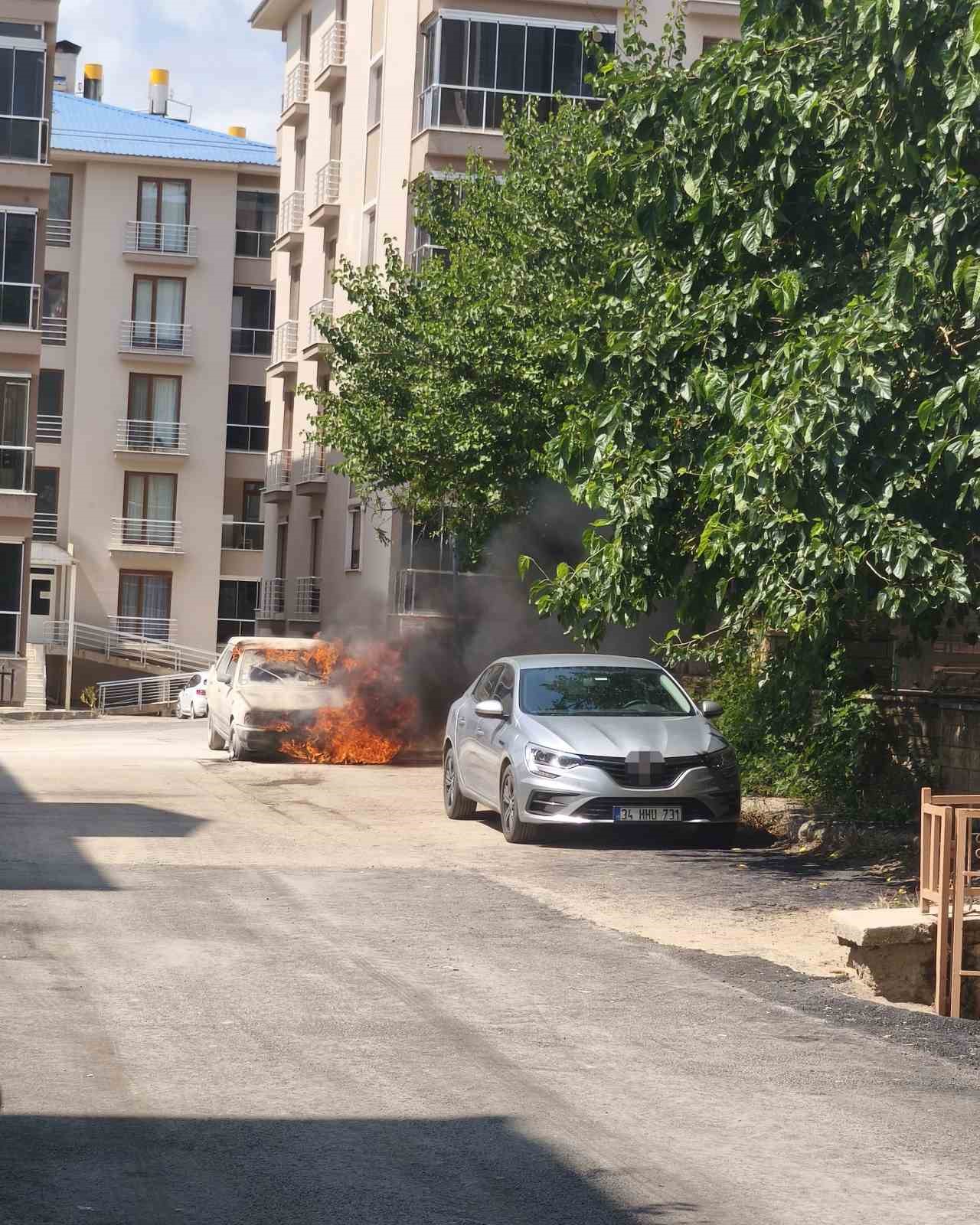 Bakkala gitmek i&ccedil;in indi, aracı alevlere teslim oldu
