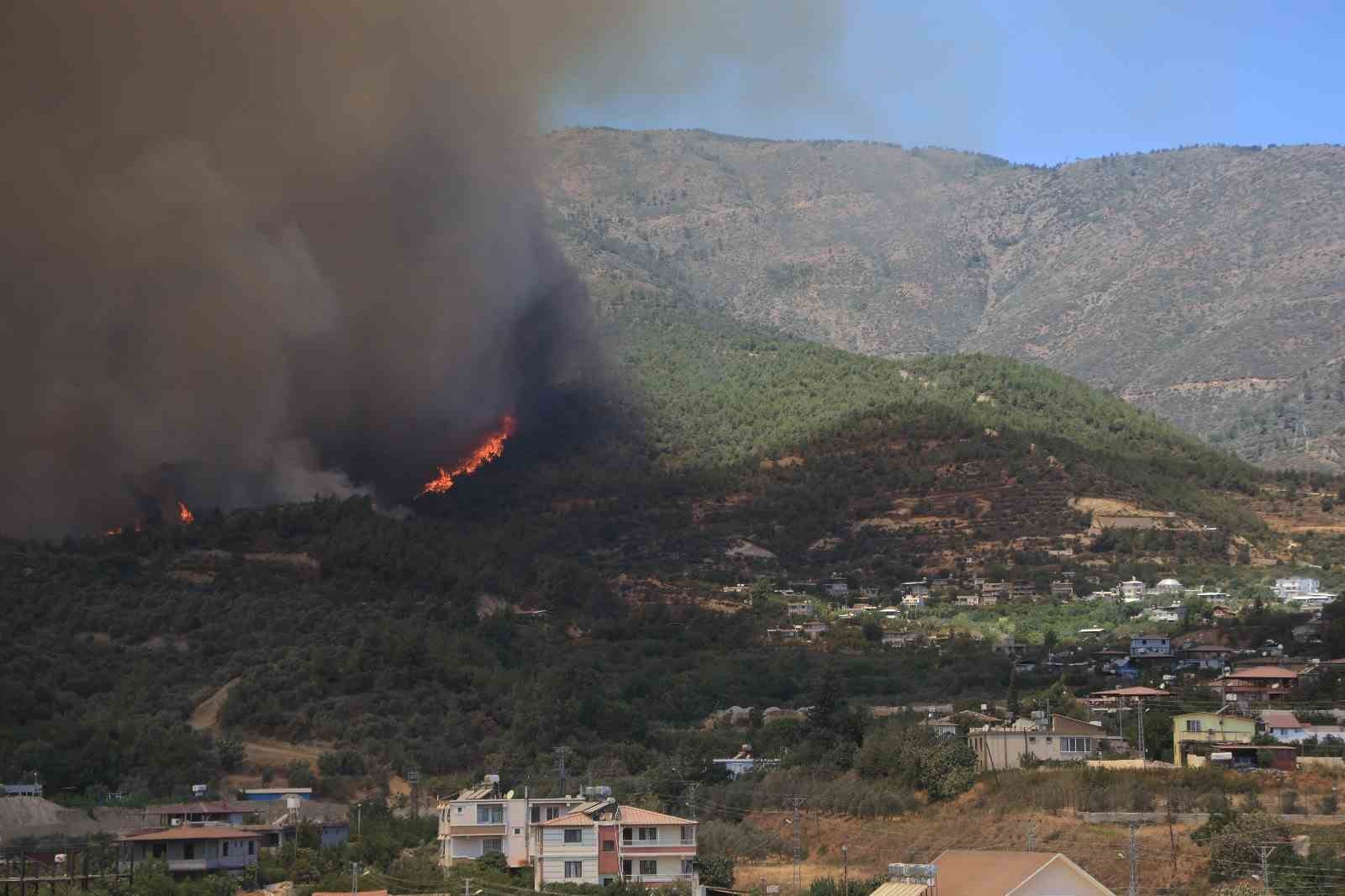 Orman yangını evlerine sıçrayan vatandaşların zor anları