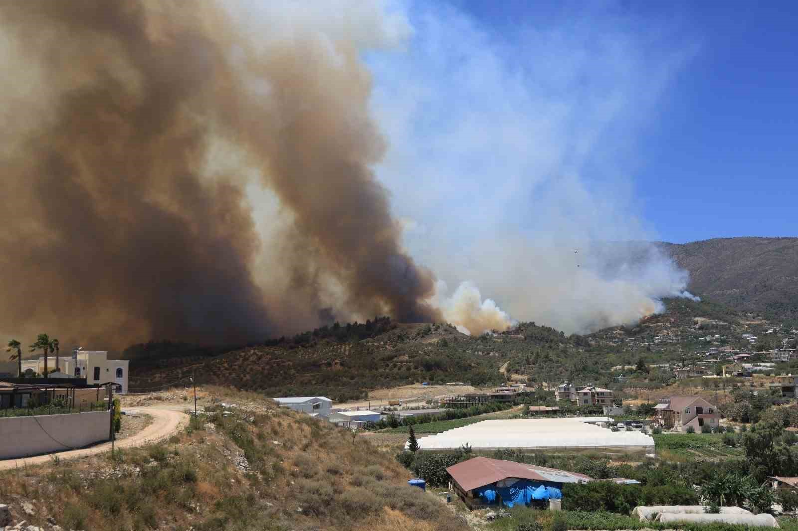 Orman yangını evlerine sı&ccedil;rayan vatandaşların zor anları
