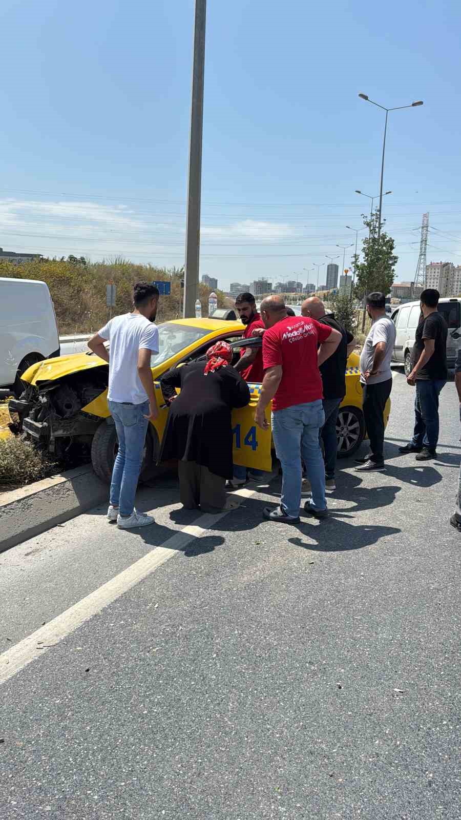 Başakşehir&rsquo;de kontrolden &ccedil;ıkan taksi ref&uuml;je &ccedil;ıktı: 1 yaralı
