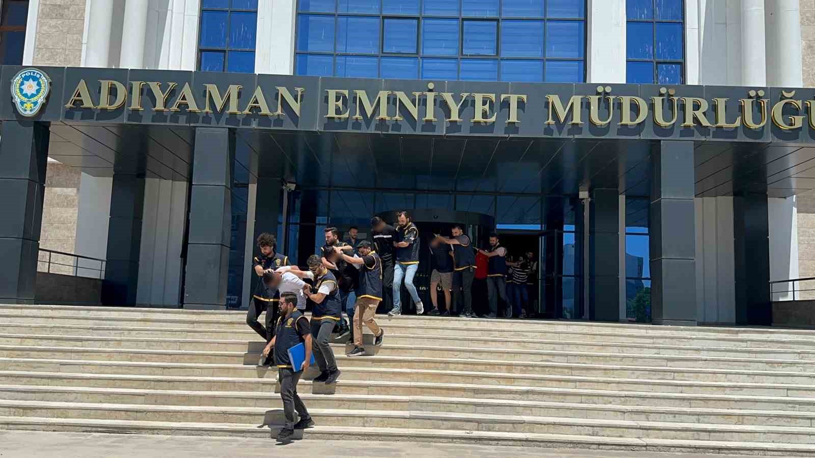 Ünlü sanatçının oğlunu öldürdüğü iddia edilen 6 şüpheli adliyeye sevk edildi
