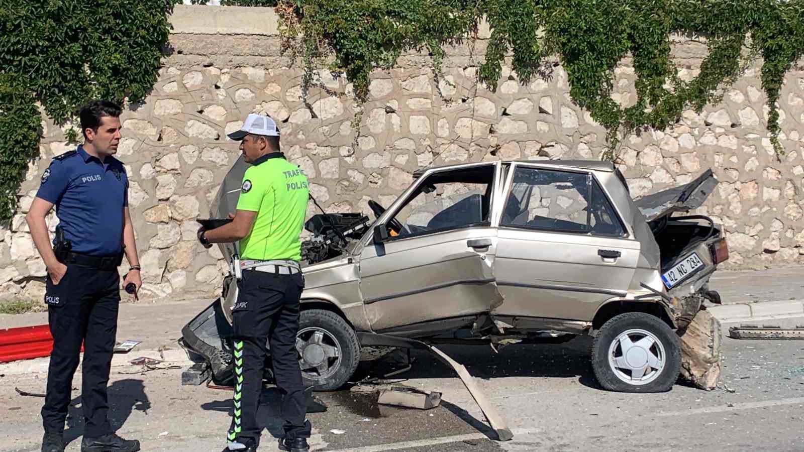 Karaman’da önce solladığı kamyonete sonra da aydınlatma direğine çarpan aracın sürücüsü yaralandı