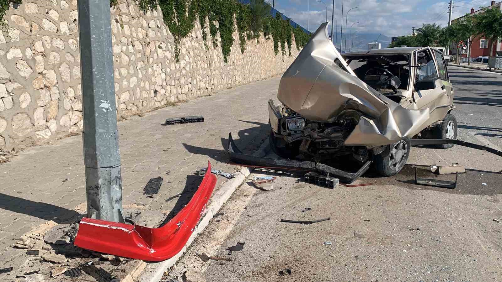 Karaman&rsquo;da &ouml;nce solladığı kamyonete sonra da aydınlatma direğine &ccedil;arpan aracın s&uuml;r&uuml;c&uuml;s&uuml; yaralandı
