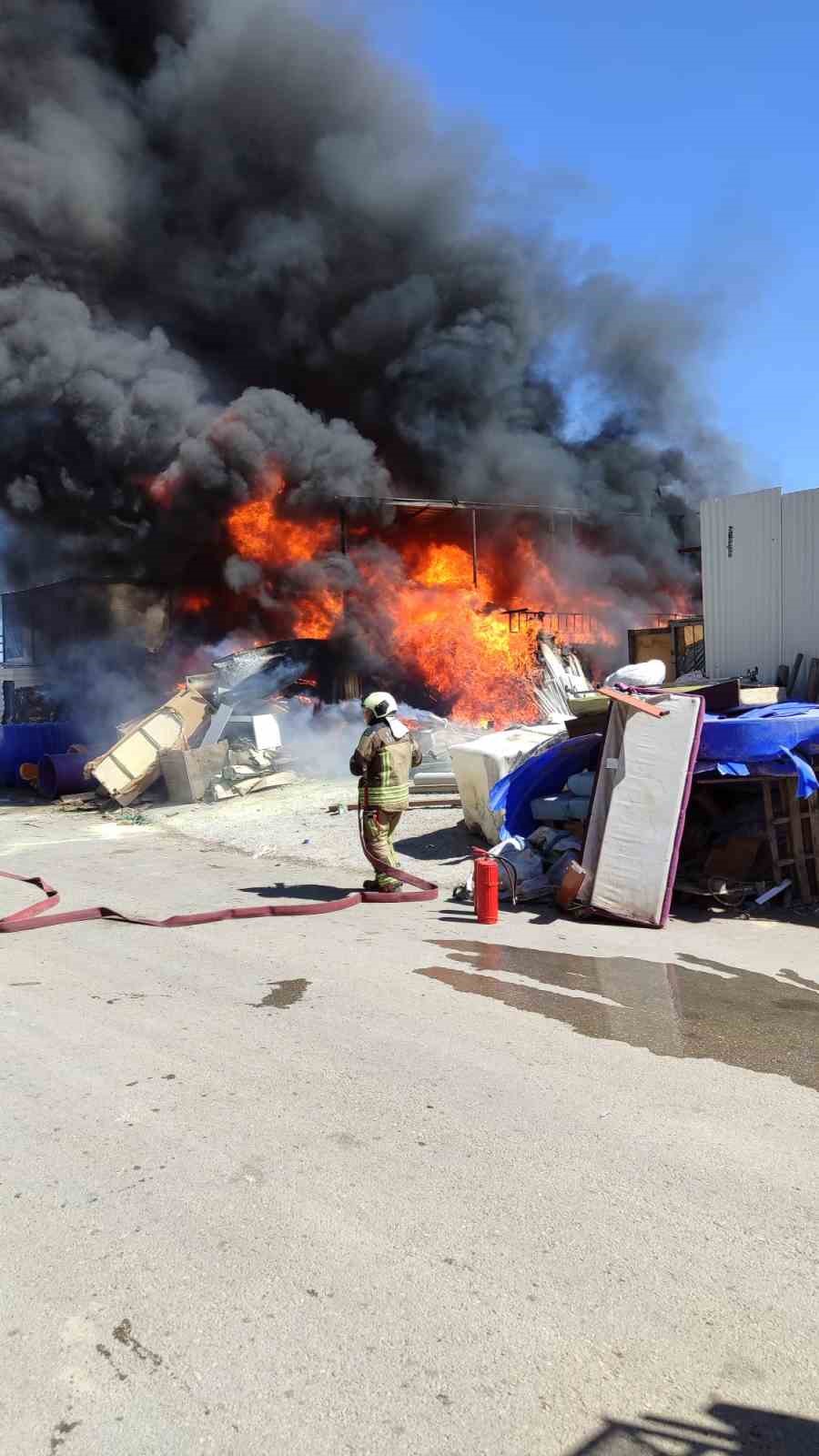 Ankara&rsquo;da atık kağıt geri d&ouml;n&uuml;ş&uuml;m tesisinde yangın
