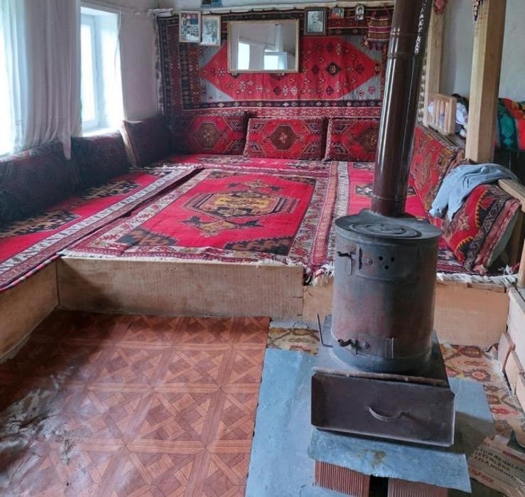 Kapıyı açamayınca duvarı delmişti, jandarmadan kaçamayan hırsız çaldığı halılarla yakalandı