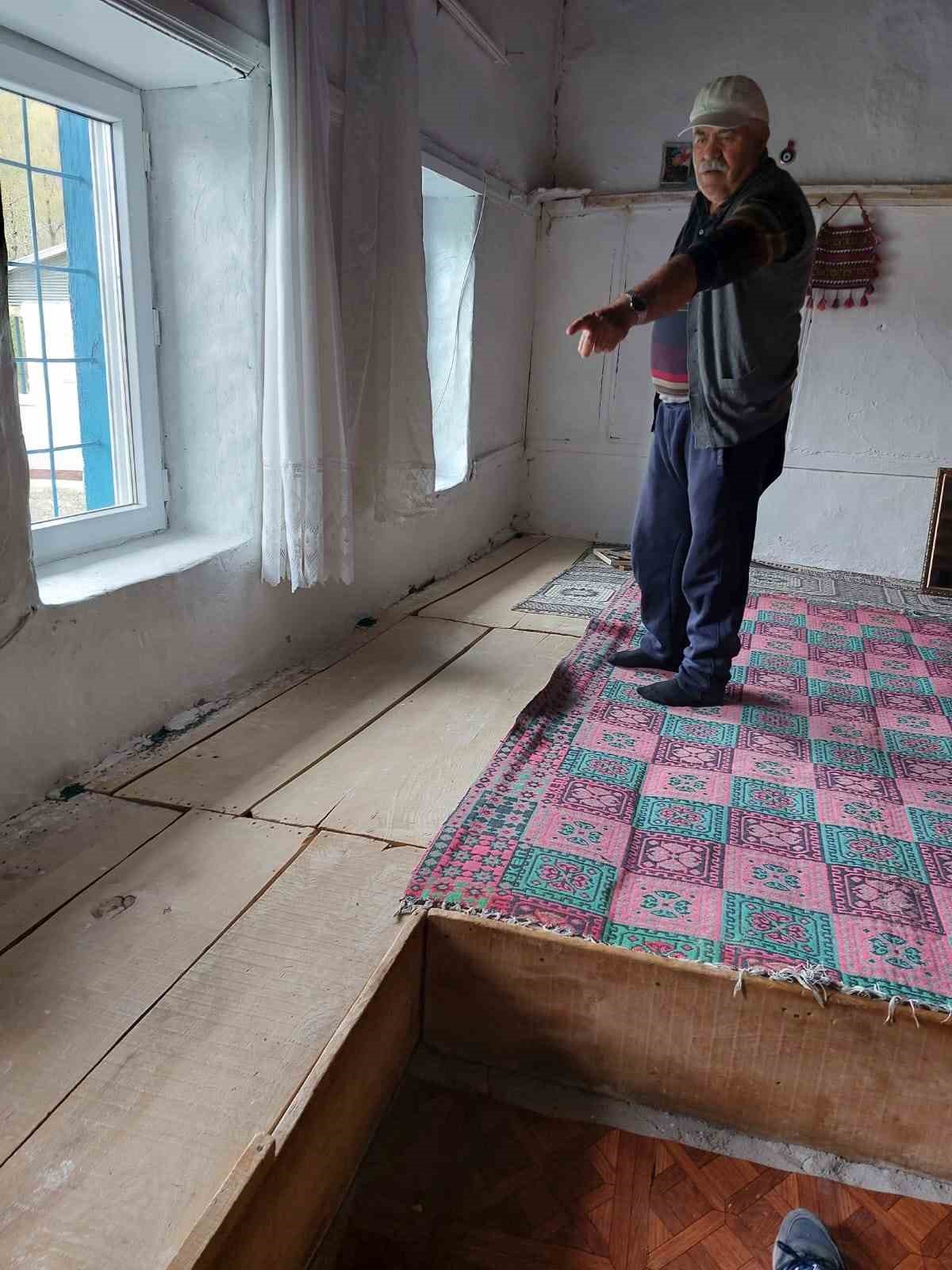 Kapıyı a&ccedil;amayınca duvarı delmişti, jandarmadan ka&ccedil;amayan hırsız &ccedil;aldığı halılarla yakalandı
