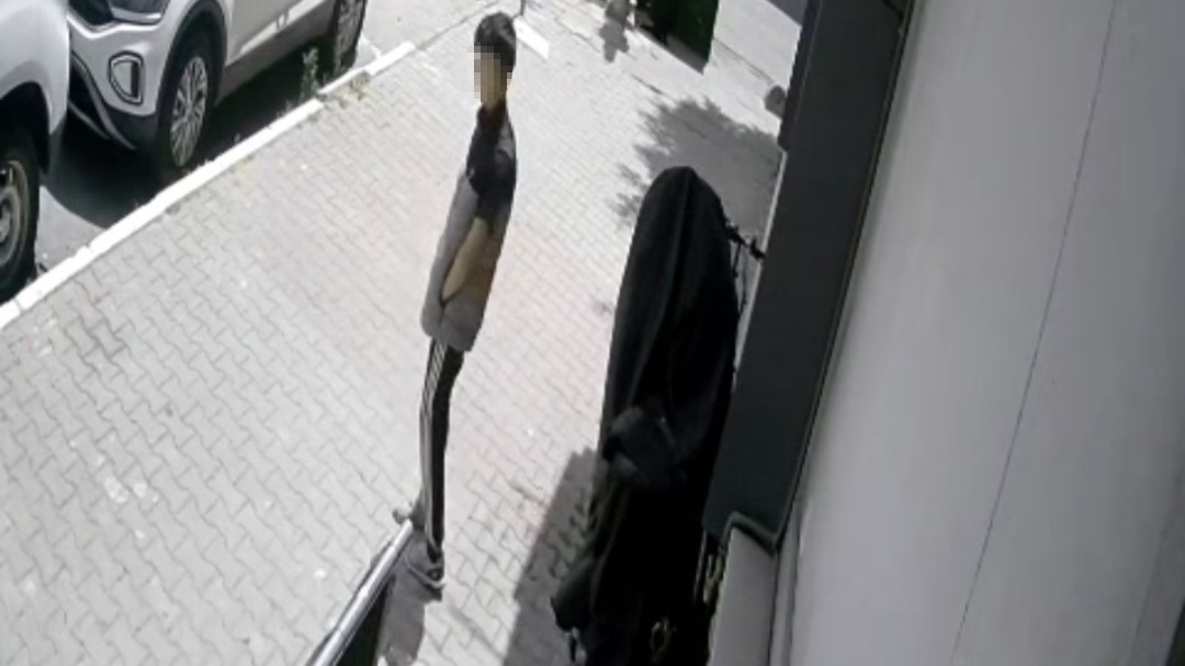 Sultangazi’de bisikleti böyle çaldı, hırsız rahat tavırlarıyla "pes" dedirtti