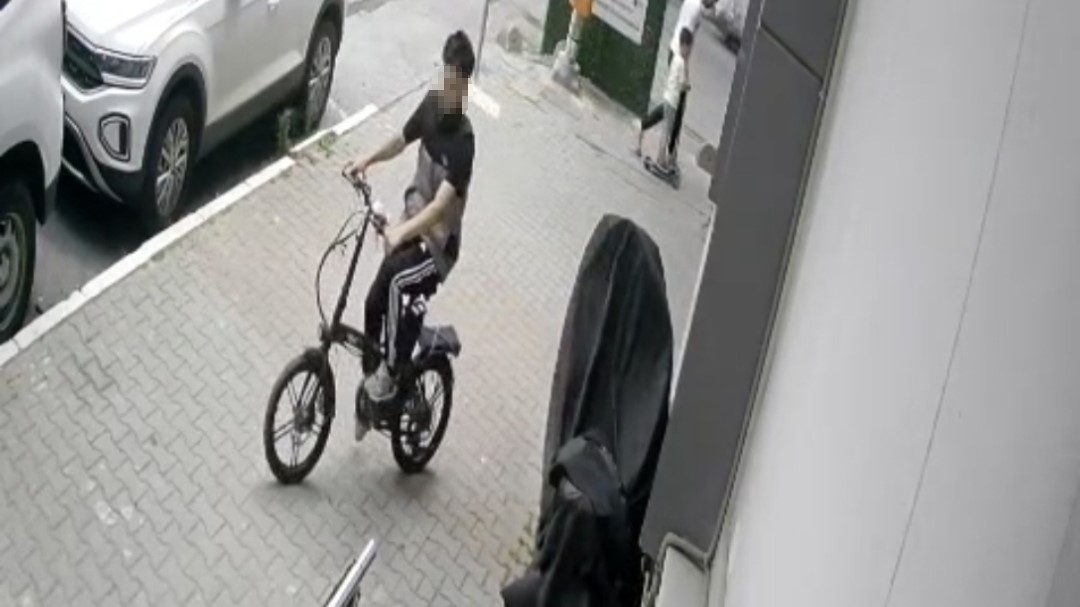 Sultangazi’de bisikleti böyle çaldı, hırsız rahat tavırlarıyla "pes" dedirtti
