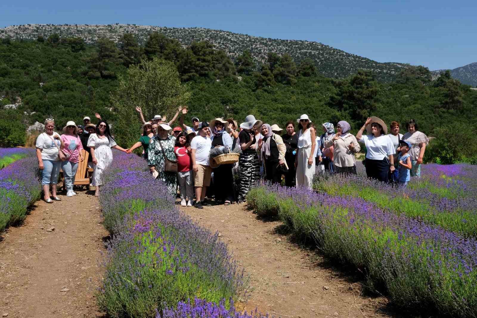 &Ouml;zel gereksinimli &ccedil;ocuklar, kilim tarlalarını gezdi
