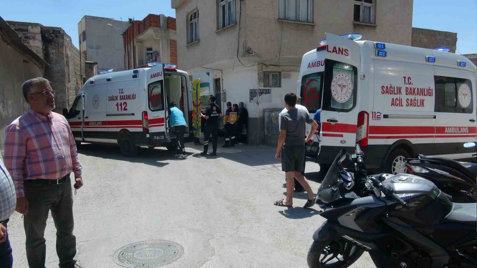 Motosiklet ile hafif ticari araç çarpıştı: 2 yaralı