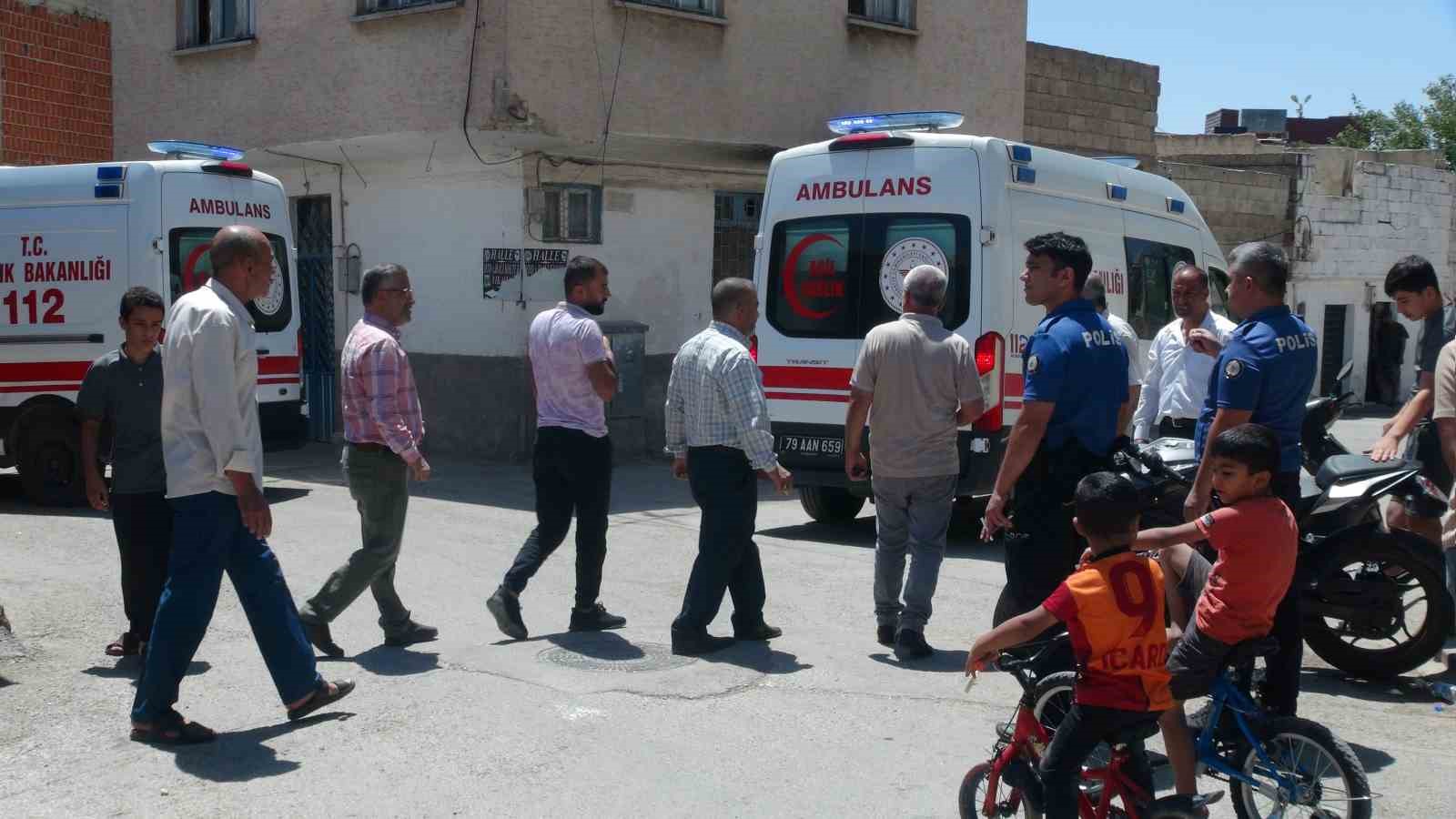 Motosiklet ile hafif ticari araç çarpıştı: 2 yaralı