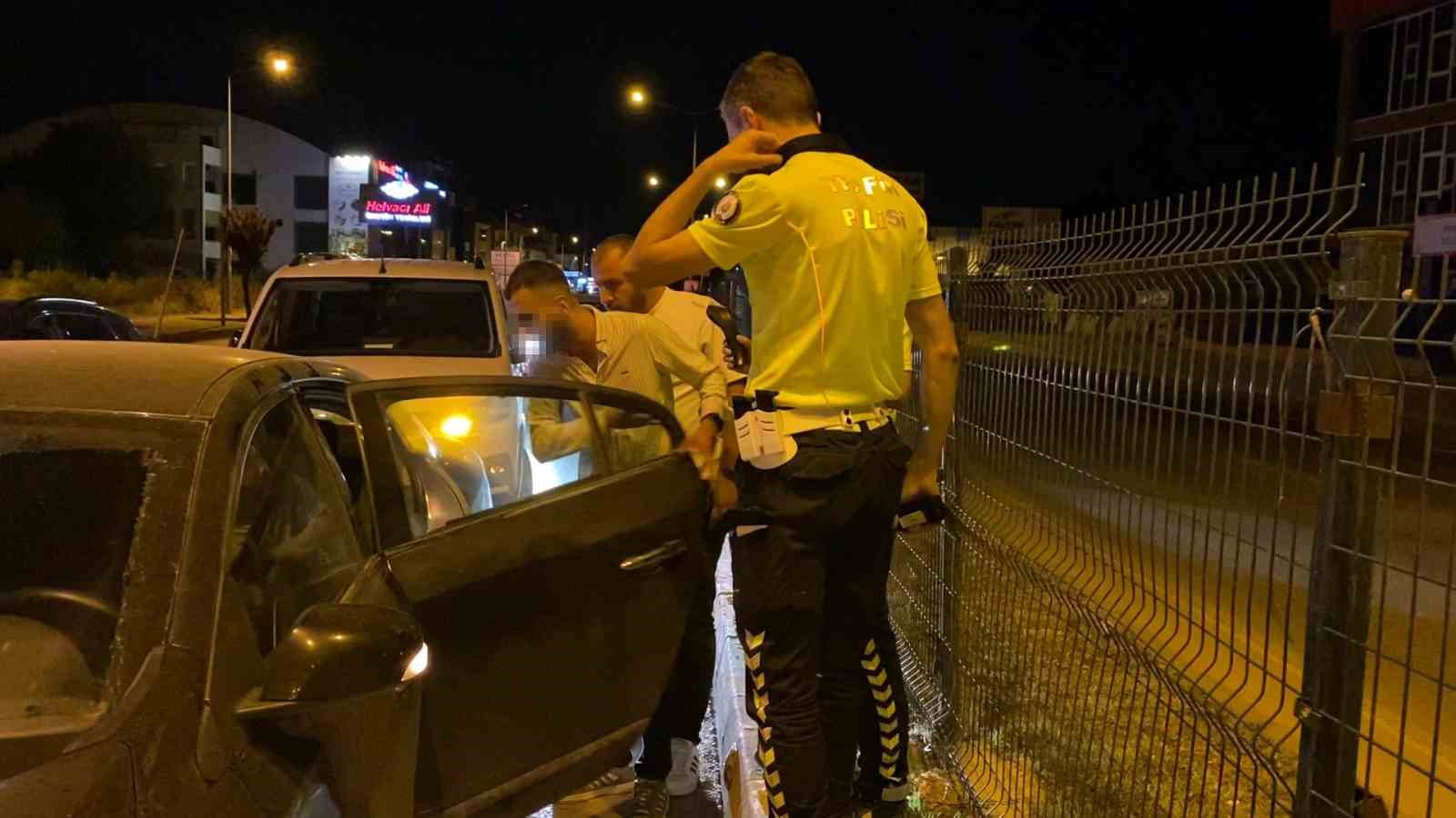 Seyir halinde iken aracını durdurup sızan alkoll&uuml; s&uuml;r&uuml;c&uuml;, polise zor anlar yaşattı
