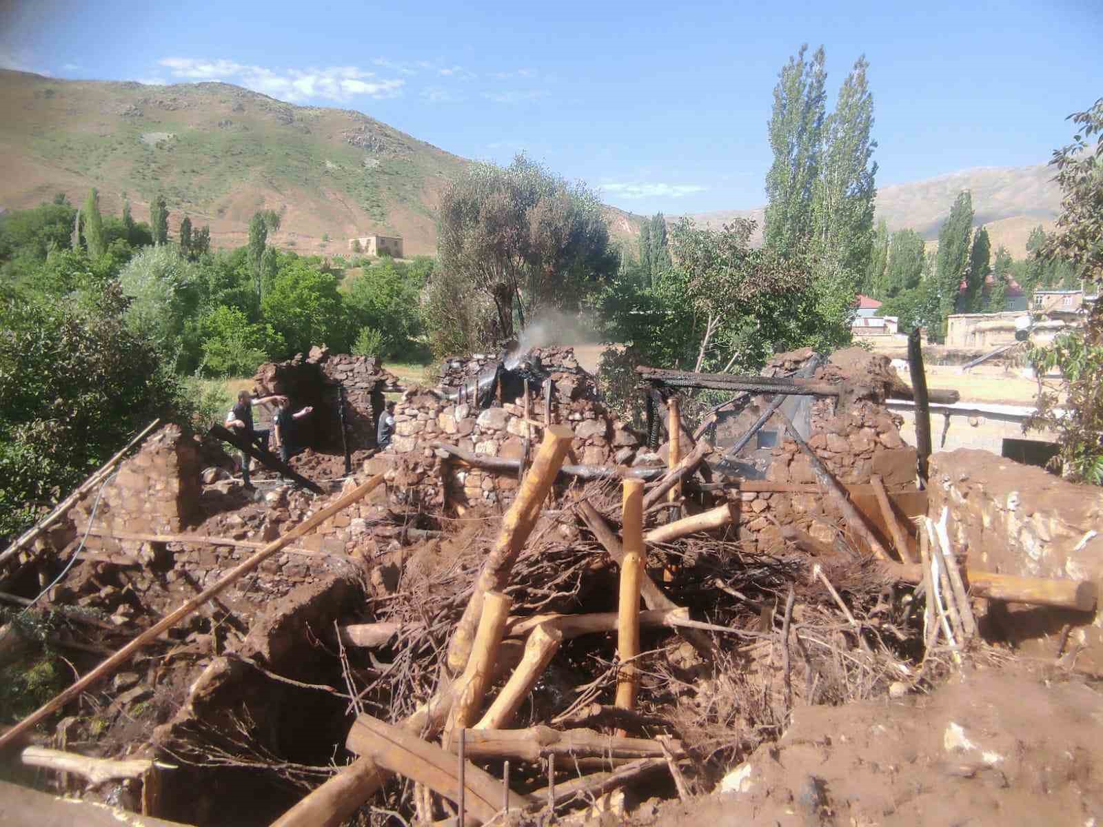 Bitlis’te çıkan yangın korkuya neden oldu
