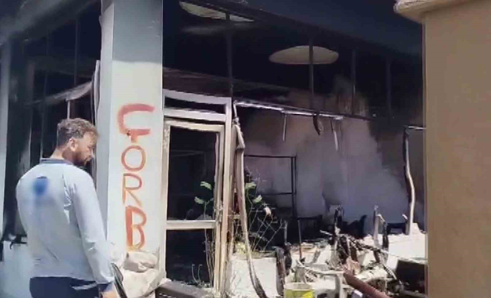 Evi yakıp gelen ekipleri taş yağmuruna tuttu
