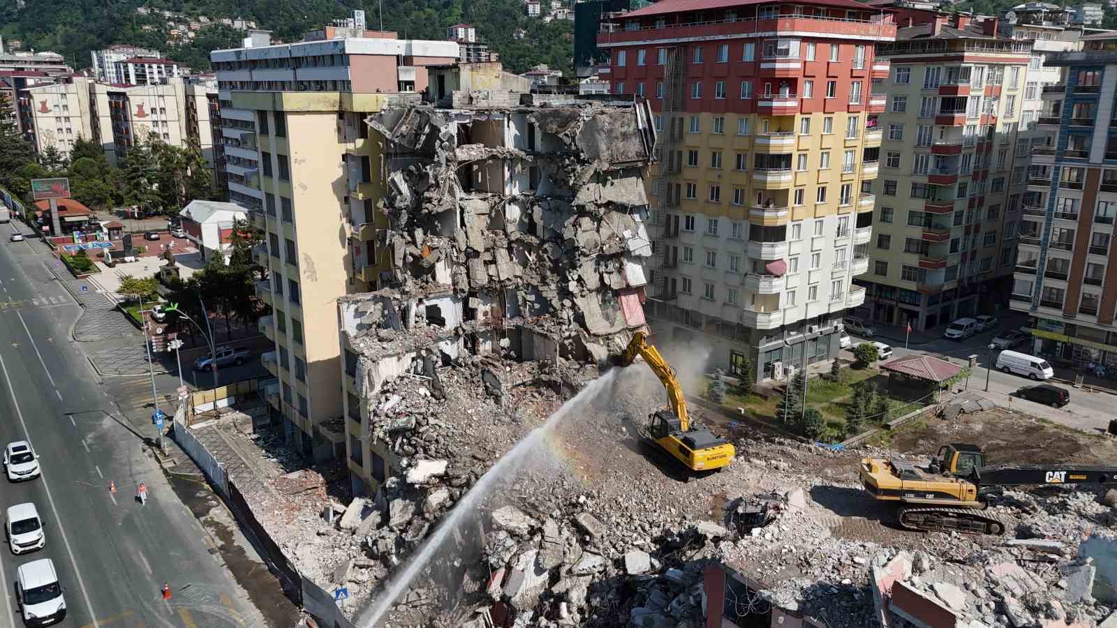 Rize’de boşaltılan binaların yıkımı devam ediyor
