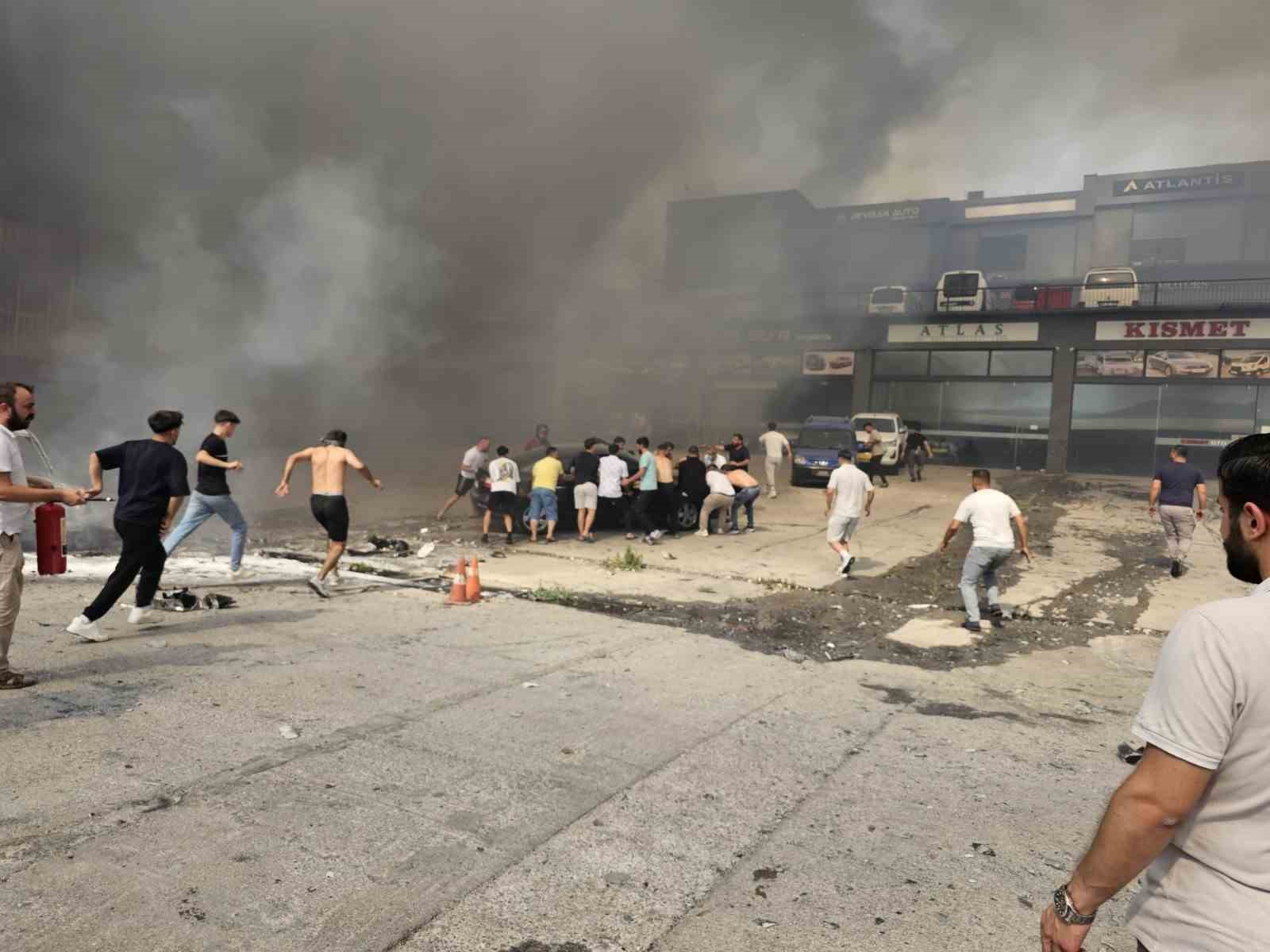 Buca Otokent’e sıçrayan orman yangında 25 araç kül oldu