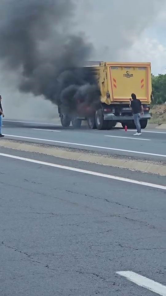 Elazığ’da seyir halindeki kamyon alev aldı 
