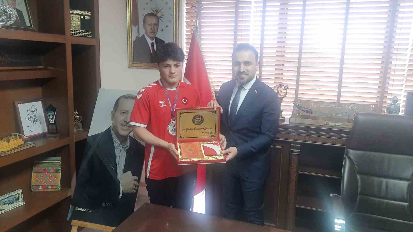 Avrupa şampiyonu güreşçi Yusuf Yaser Aksu, memleketinde coşkuyla karşılandı
