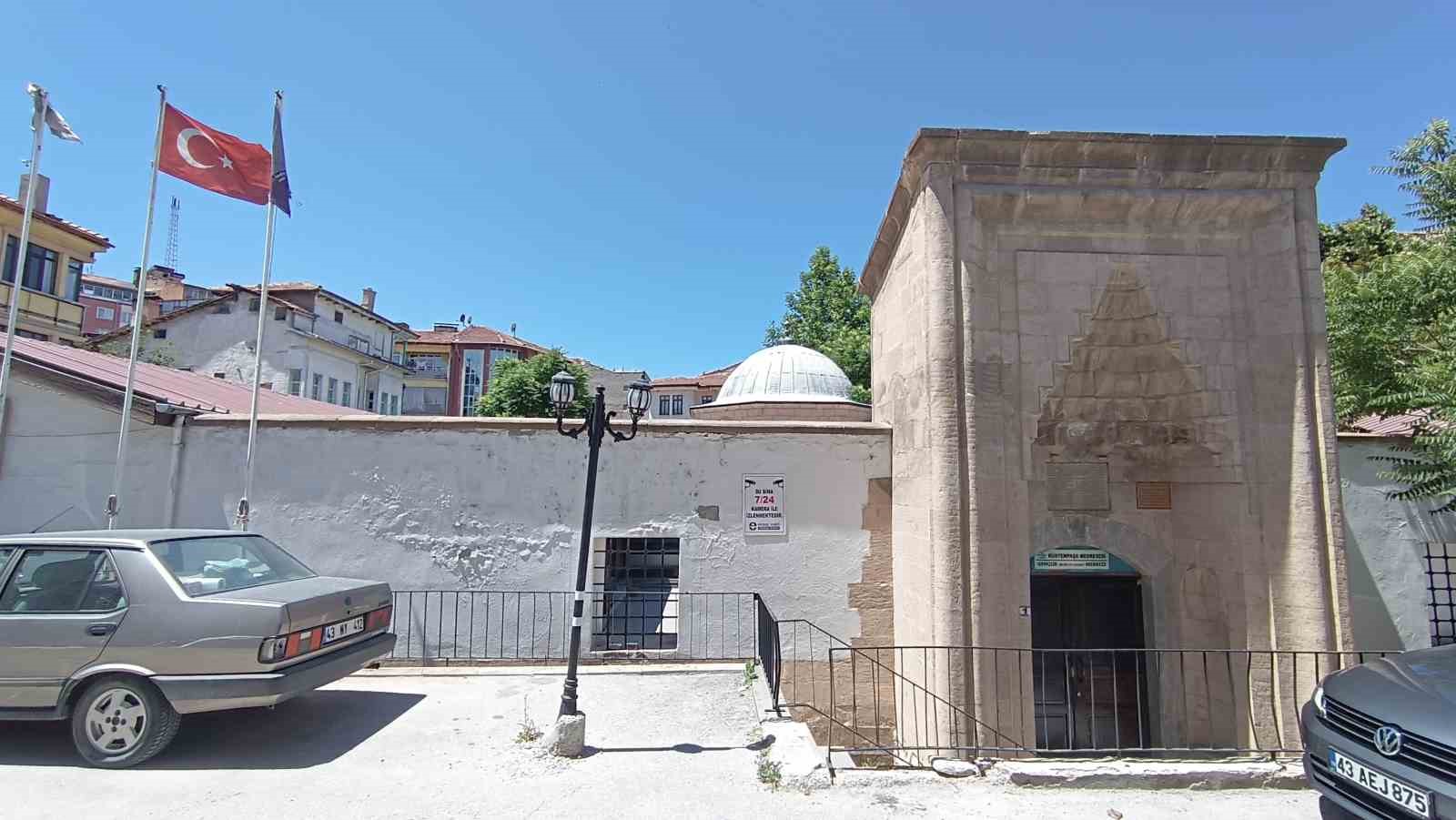 K&uuml;tahya R&uuml;stem Paşa Medresesi tarihe ışık tutuyor
