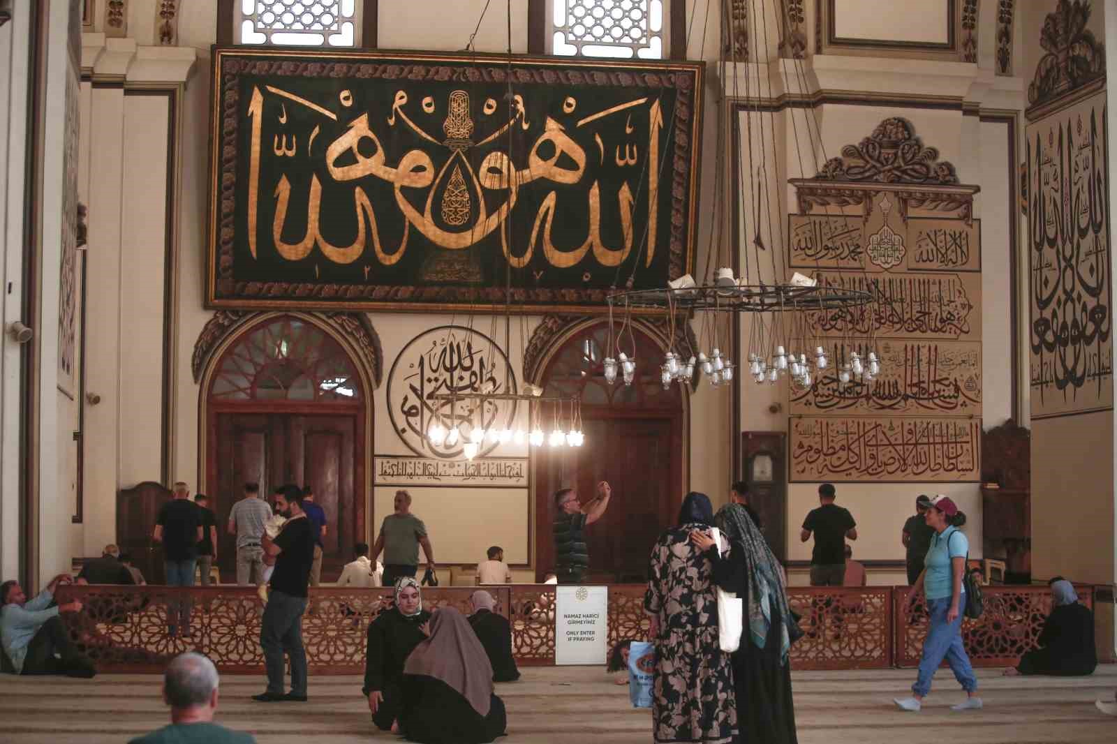 Bursa&rsquo;daki selatin camilerin m&uuml;ze gibi g&ouml;r&uuml;lmesi herkesi huzursuz etti
