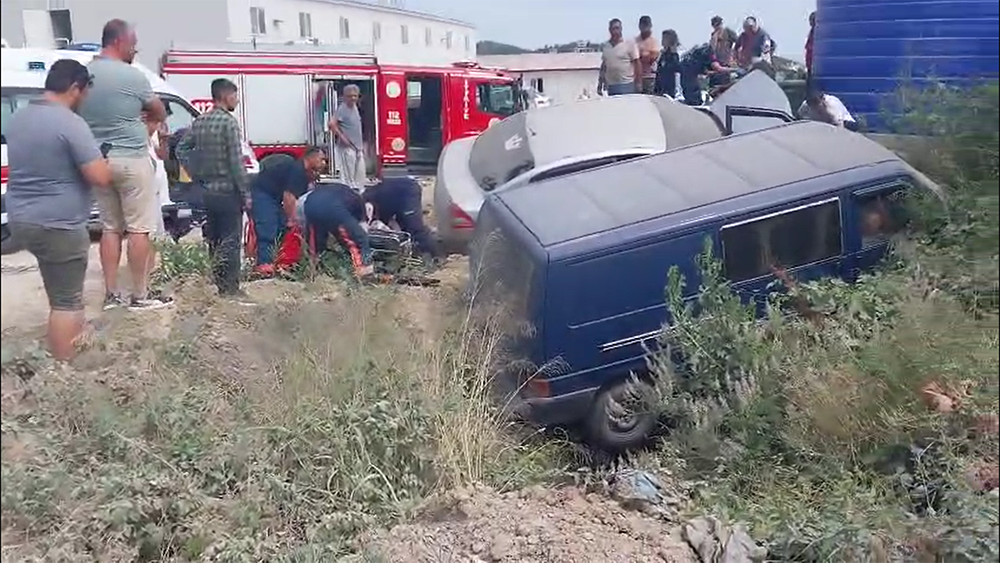 Yalova’da otomobil minibüsle çarpıştı: 3 yaralı
