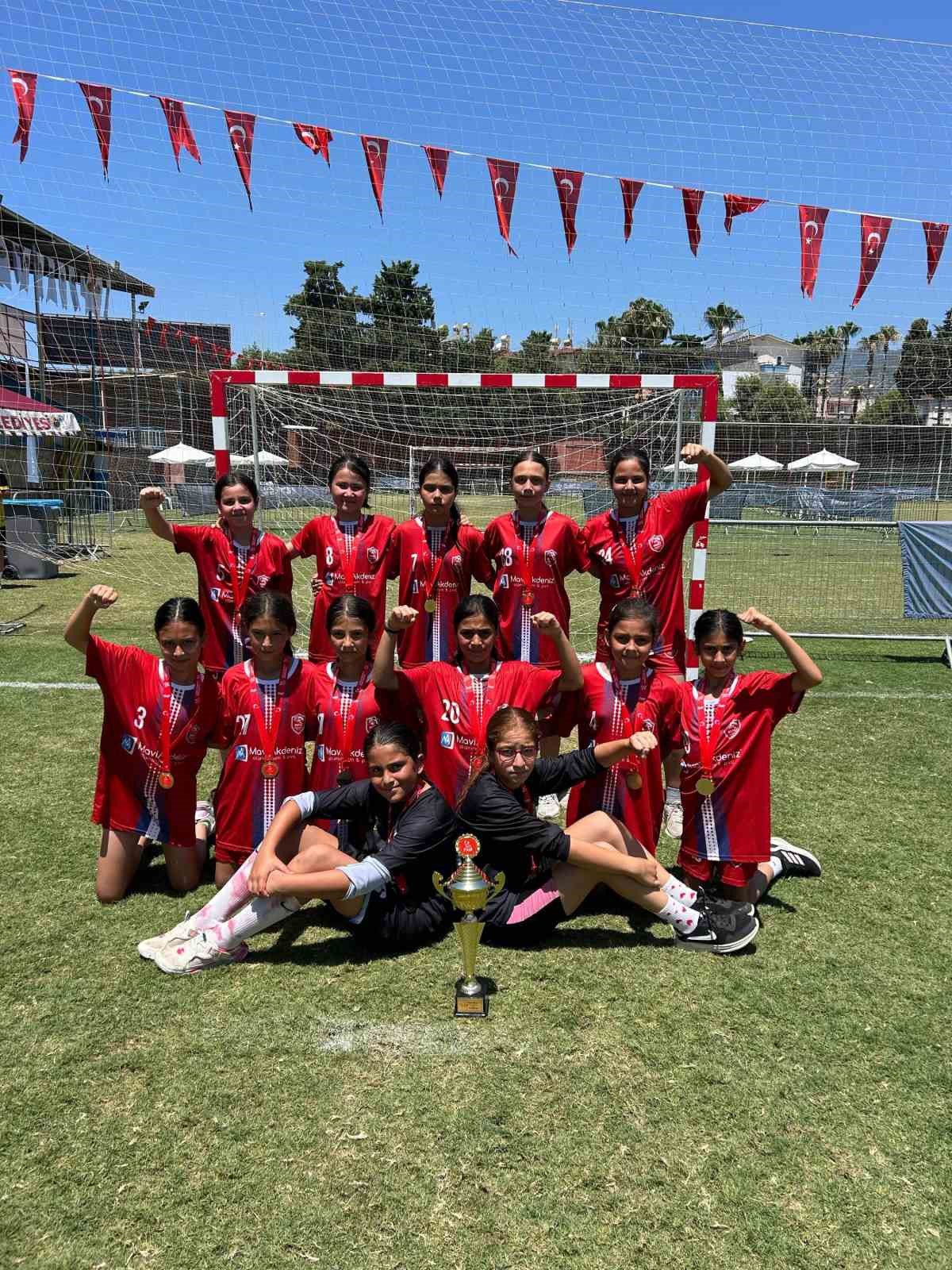 Kepezli minik hentbolcular şampiyon oldu